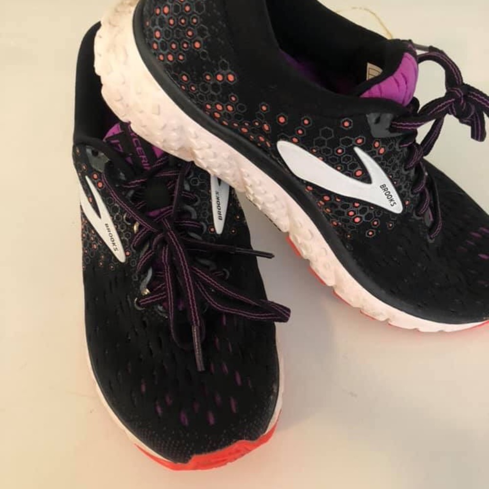 Brooks Women’s Glycerins size 6